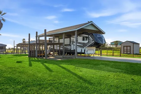1066 Pennington Street Gilchrist TX 77617
