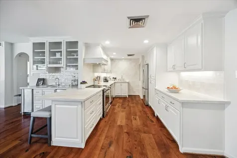 5050 Woodway Drive 2d Houston TX 77056