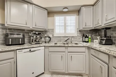 1035 Fountain View Drive Houston TX 77057