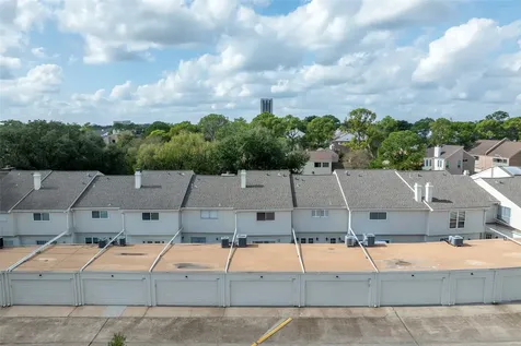 1035 Fountain View Drive Houston TX 77057