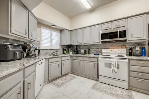 1035 Fountain View Drive Houston TX 77057