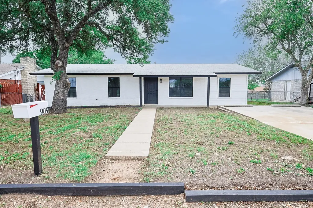 909 E Sarah Street Cuero TX 77954