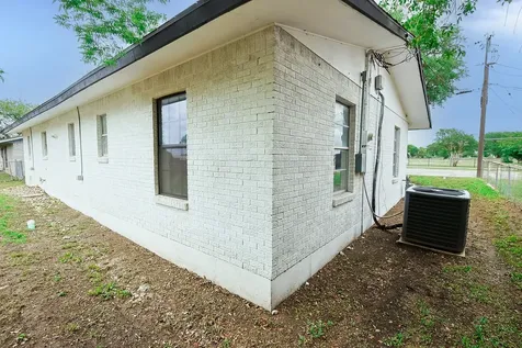 909 E Sarah Street Cuero TX 77954