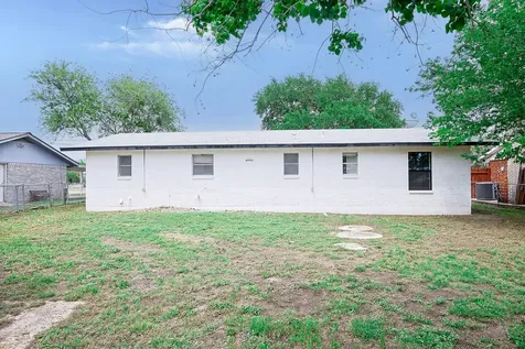 909 E Sarah Street Cuero TX 77954