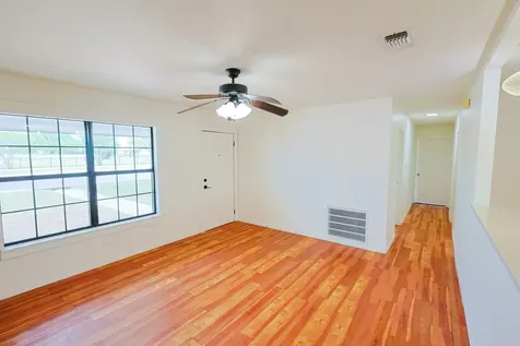 909 E Sarah Street Cuero TX 77954