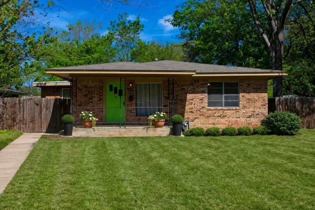 606 Wheelock Street Hearne TX 77859