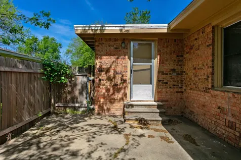 606 Wheelock Street Hearne TX 77859