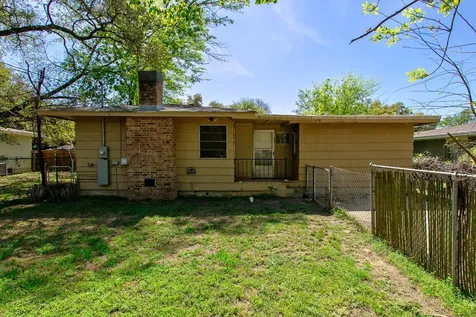 606 Wheelock Street Hearne TX 77859