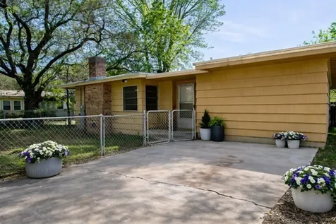 606 Wheelock Street Hearne TX 77859