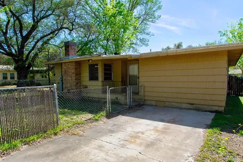 606 Wheelock Street Hearne TX 77859