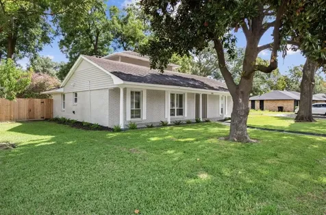 5026 Saxon Drive Houston TX 77092