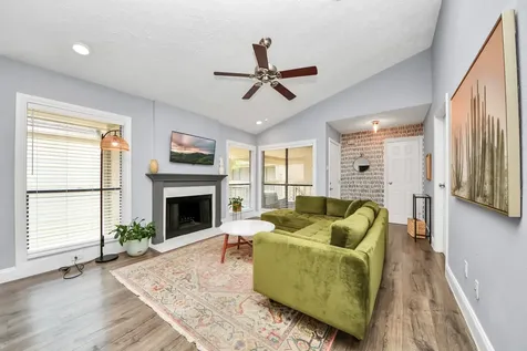 1881 Bering Drive 16 Houston TX 77057