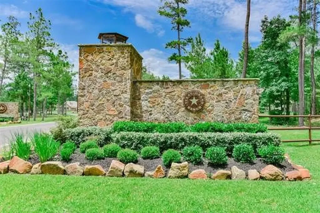7-23-70 Sky Oak Lane Huntsville TX 77340
