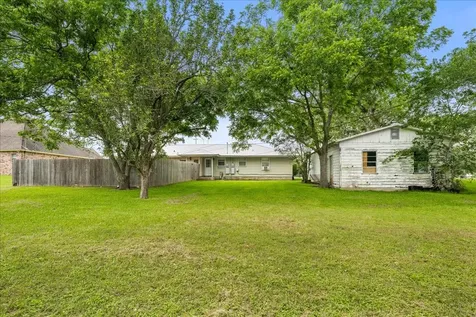 512 N College Street Weimar TX 78962