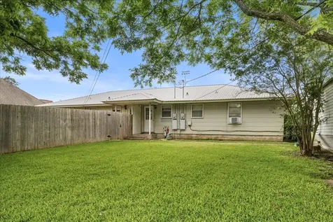 512 N College Street Weimar TX 78962