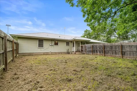512 N College Street Weimar TX 78962