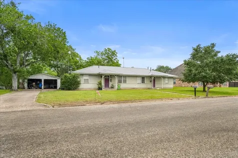 512 N College Street Weimar TX 78962