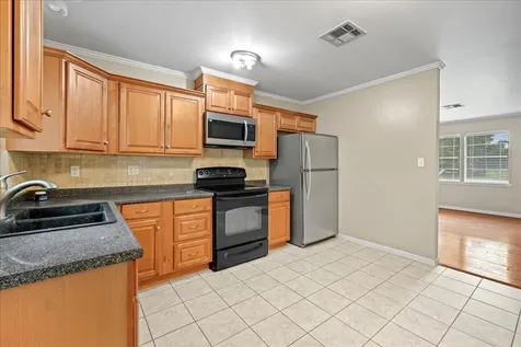 512 N College Street Weimar TX 78962