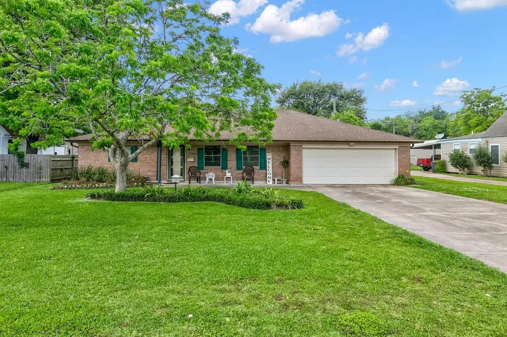 6831 Howe Street Groves TX 77619
