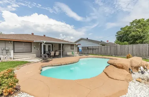215 N 37th Street Nederland TX 77627