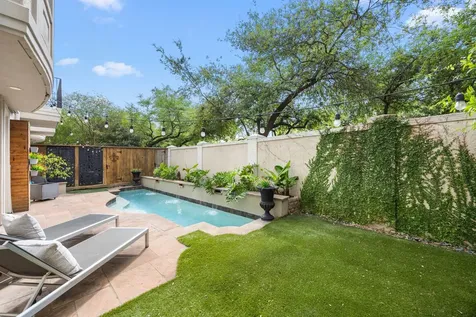 2086 Brentwood Drive Houston TX 77019