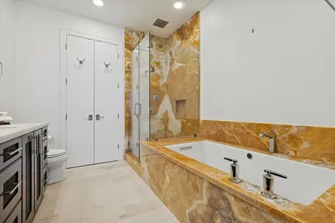 2207 Bancroft Street 1606 Houston TX 77027