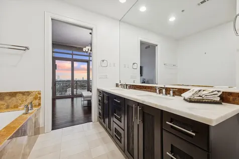 2207 Bancroft Street 1606 Houston TX 77027