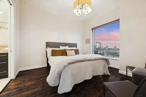 2207 Bancroft Street 1606 Houston TX 77027