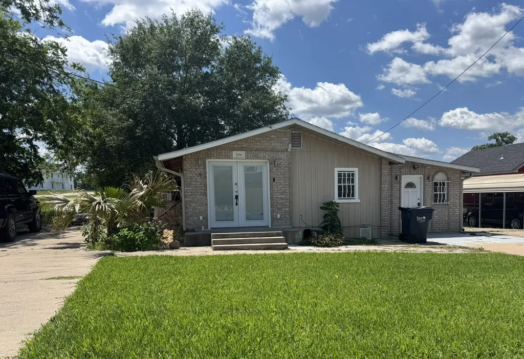 709 Sabine Street Brenham TX 77833