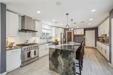 701 W 32nd Street W Houston TX 77018