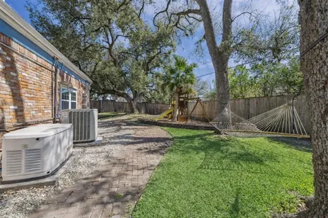 701 W 32nd Street W Houston TX 77018