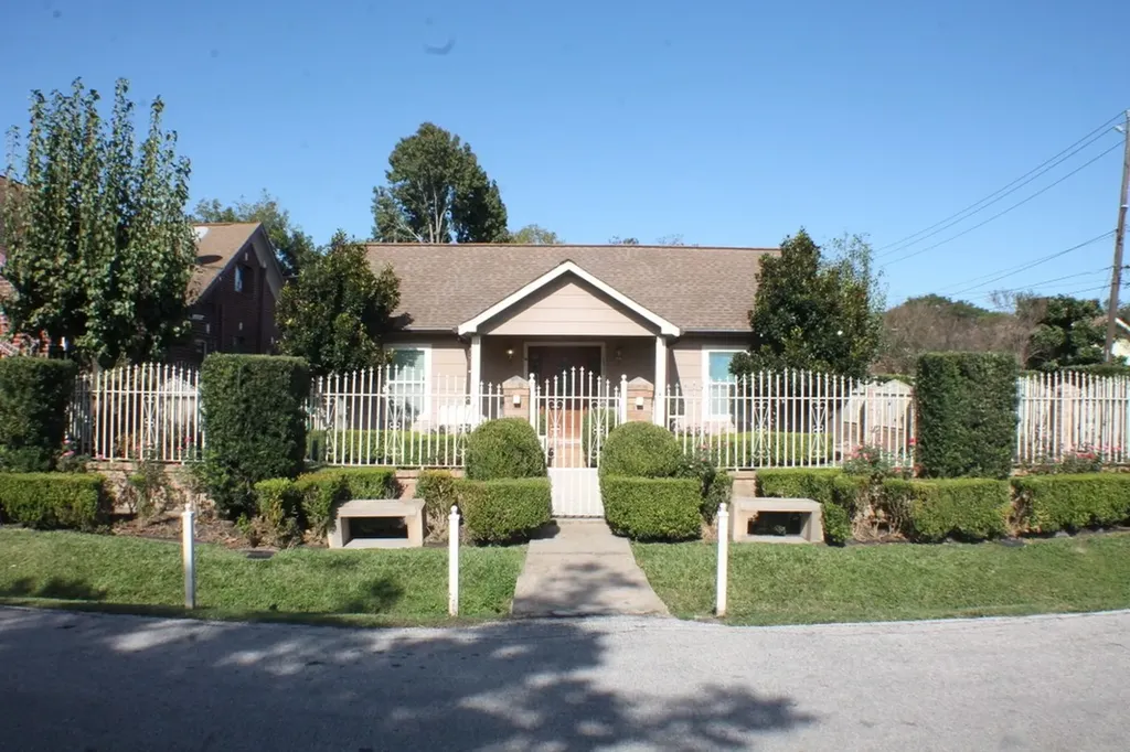 7833 Narcissus Street Houston TX 77012