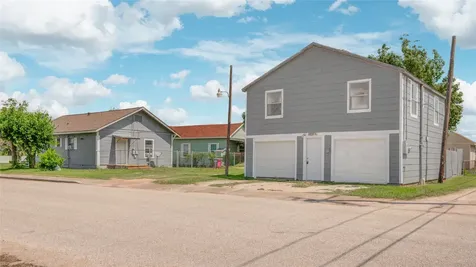 1131 W 2nd Street Freeport TX 77541