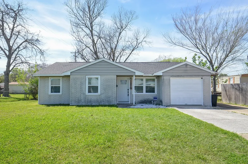 201 Inwood Lane Highlands TX 77562