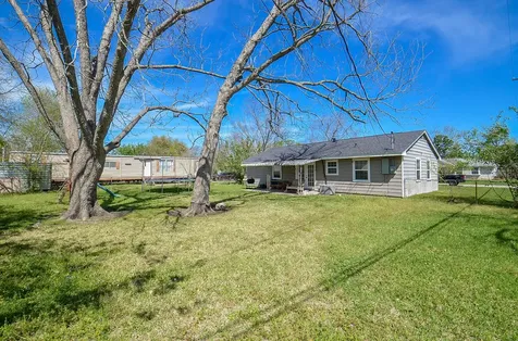 201 Inwood Lane Highlands TX 77562