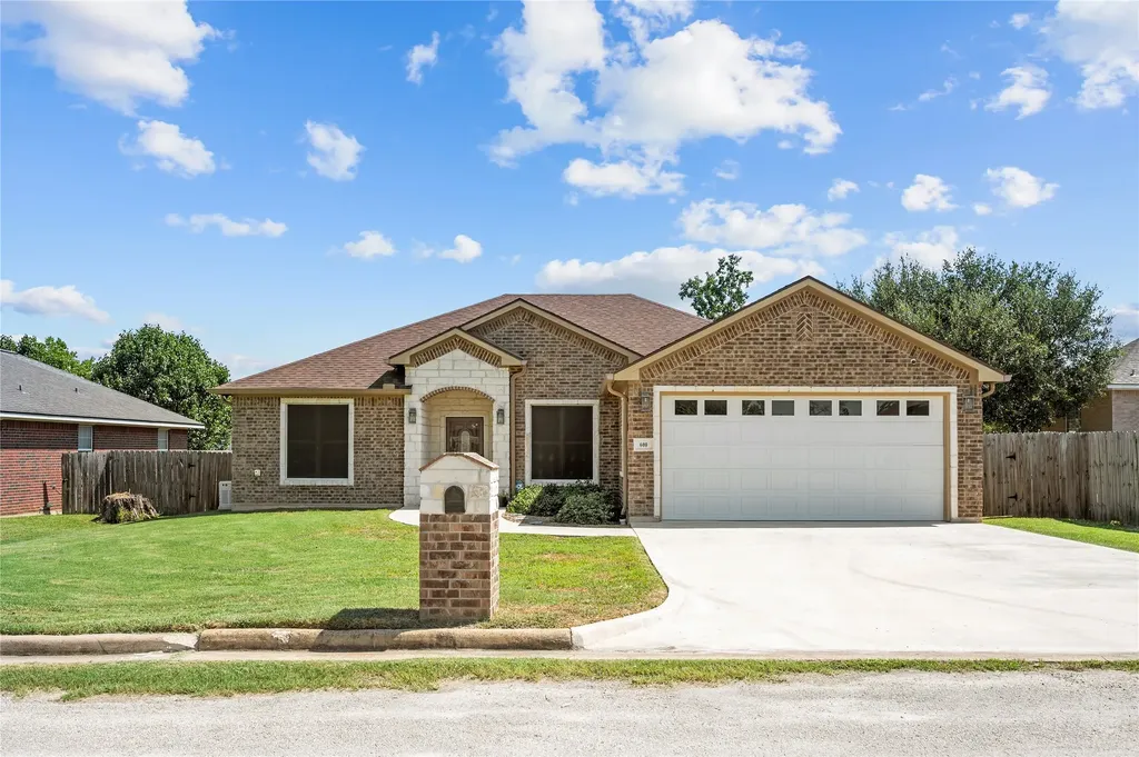 600 Olde Oaks Circle Madisonville TX 77864