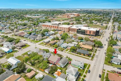 3911 Avenue R 1/2 Galveston TX 77550