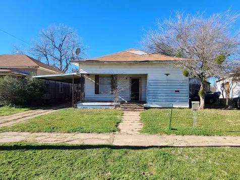 509 N Waggoner Street Electra TX 76360