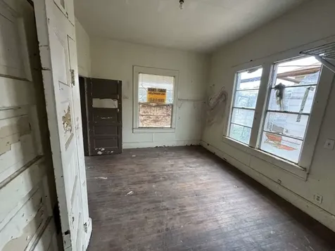 509 N Waggoner Street Electra TX 76360