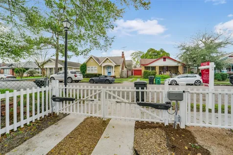 4030 Pineridge Street Houston TX 77009