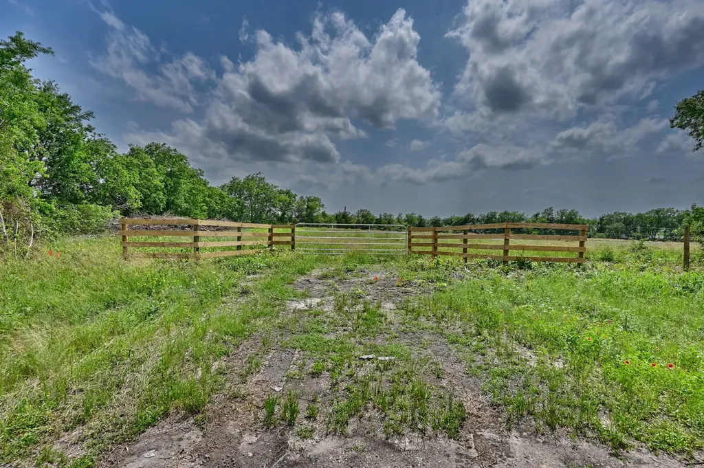 544 E Fm 1291 Round Top TX 78954