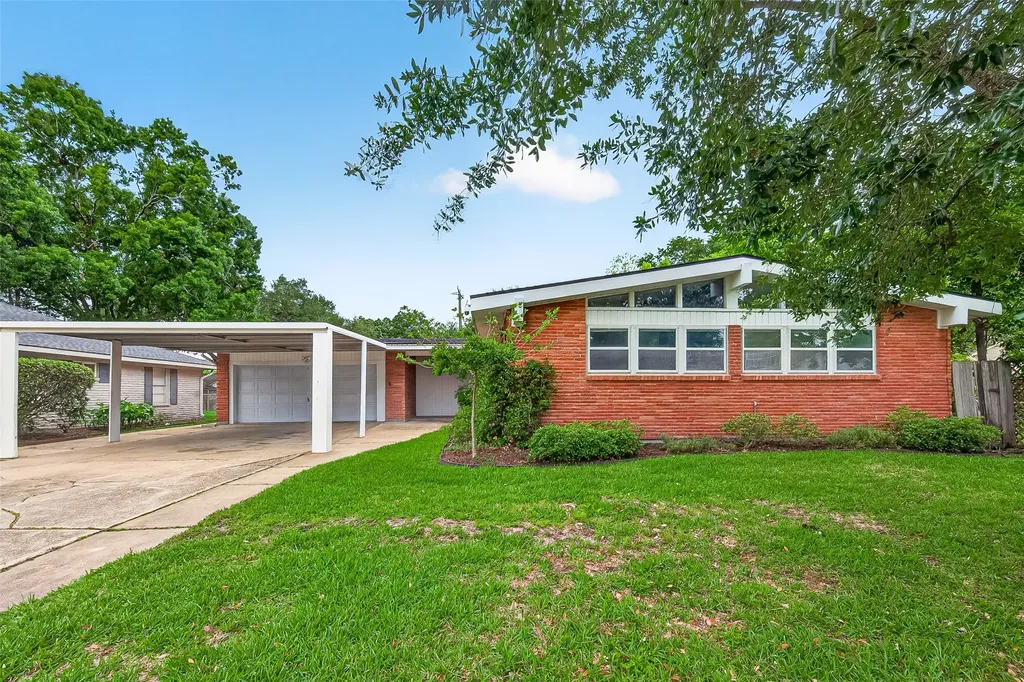5422 Hummingbird Street Houston TX 77096