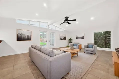 5422 Hummingbird Street Houston TX 77096