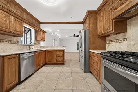 5422 Hummingbird Street Houston TX 77096