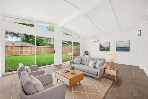 5422 Hummingbird Street Houston TX 77096