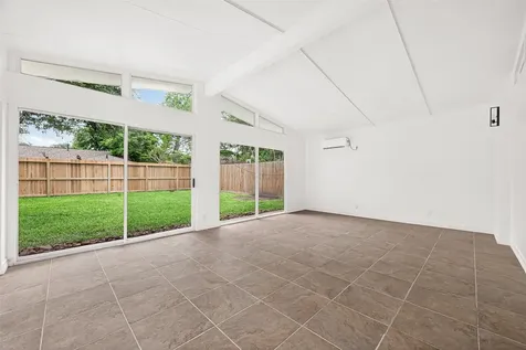 5422 Hummingbird Street Houston TX 77096