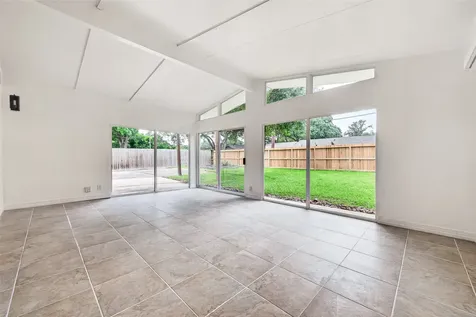5422 Hummingbird Street Houston TX 77096