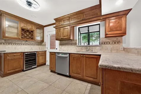 5422 Hummingbird Street Houston TX 77096