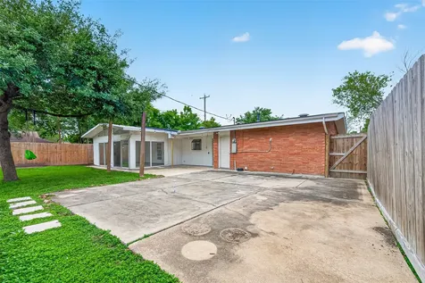5422 Hummingbird Street Houston TX 77096