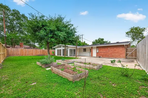 5422 Hummingbird Street Houston TX 77096